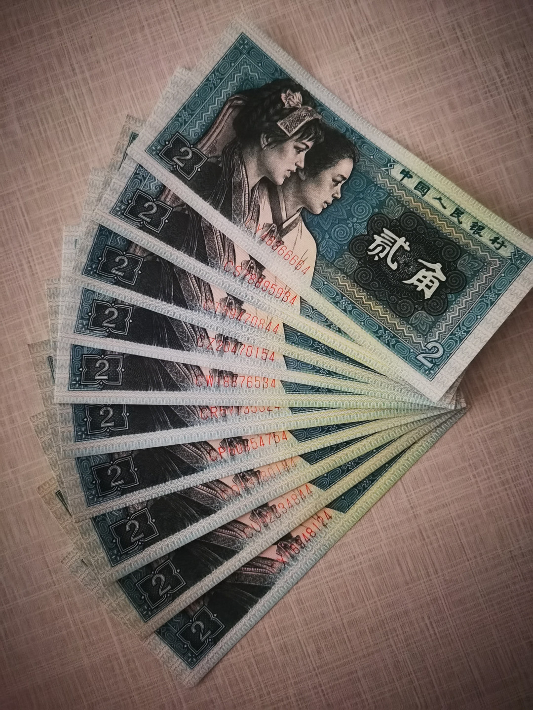 千家情思，老金团拍！8002专场，精品大杂烩！有单张，有标十，有刀货！有钱坤，有爱藏，有pmg！大都是搬家整理出来的压箱底货，每拍都有图，拍拍是精品，再漏不托价！旨在打造最纯净的拍场！喜欢别错过！捡漏来千家！ 8002首发C组全套十枚尾同4！其中CZ、CP冠是8002十大珍，还有4枚是十小珍！！部分有斑，品相看图！CP，CU，CR，CS，CX冠五张是绝品！cz是蓝荧光纤丝！