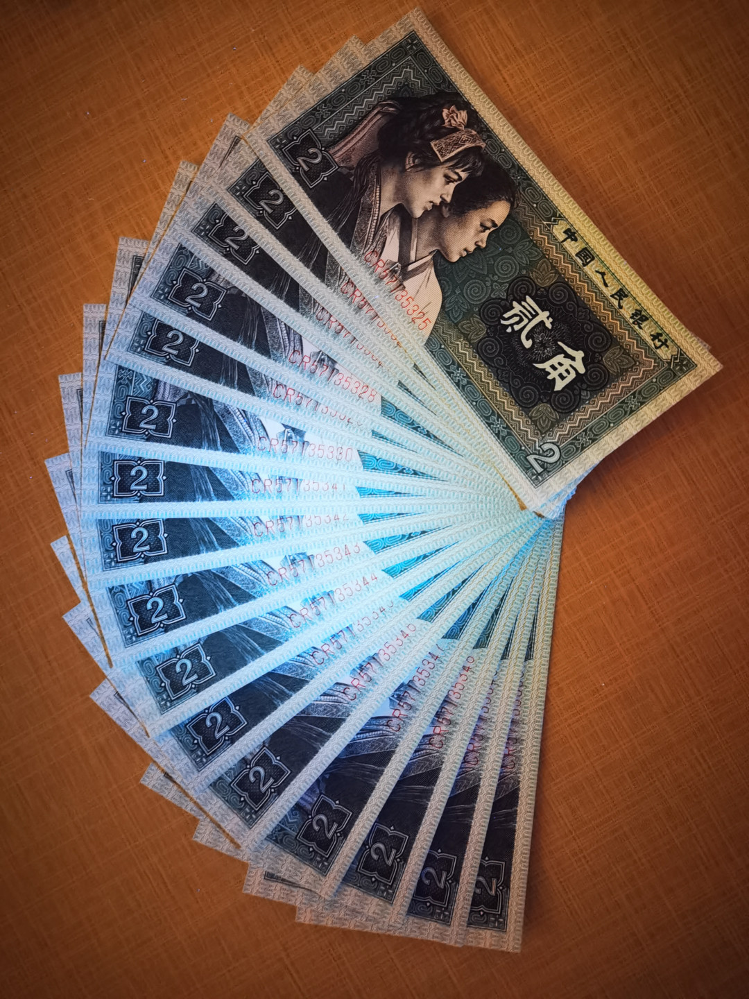 千家情思，老金团拍！8002专场，精品大杂烩！有单张，有标十，有刀货！有钱坤，有爱藏，有pmg！大都是搬家整理出来的压箱底货，每拍都有图，拍拍是精品，再漏不托价！旨在打造最纯净的拍场！喜欢别错过！捡漏来千家！ 8002首发C组全套十枚尾同3！其中CZ、CP冠是8002十大珍，还有4枚是十小珍！！部分有斑，品相看图！CP，CU，CR，CS，CX冠五张是绝品！！