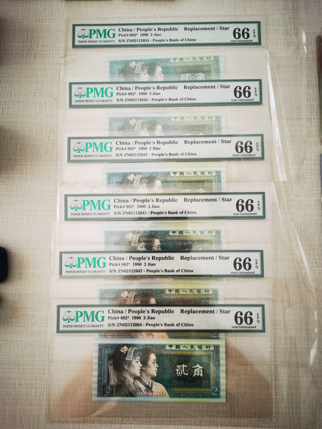 千家情思，老金团拍！8002专场，精品大杂烩！有单张，有标十，有刀货！有钱坤，有爱藏，有pmg！大都是搬家整理出来的压箱底货，每拍都有图，拍拍是精品，再漏不托价！旨在打造最纯净的拍场！喜欢别错过！捡漏来千家！ 8002珍贵补号！也是十大珍排名第五！三星级冠ZN02112641！Pmg老美评级66分，市场价500+的货