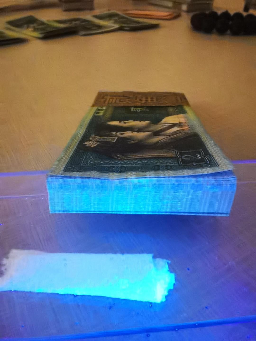 千家情思，老金团拍！8002专场，精品大杂烩！有单张，有标十，有刀货！有钱坤，有爱藏，有pmg！大都是搬家整理出来的压箱底货，每拍都有图，拍拍是精品，再漏不托价！旨在打造最纯净的拍场！喜欢别错过！捡漏来千家！ 8002早期第一大组，雨过天晴经典冠！DQ08431001～100尾，绝品一刀！偏蓝荧光的青绿美翠，前面30张雨过天晴！正面两张有正常捆印，一个小侧边轻微星斑