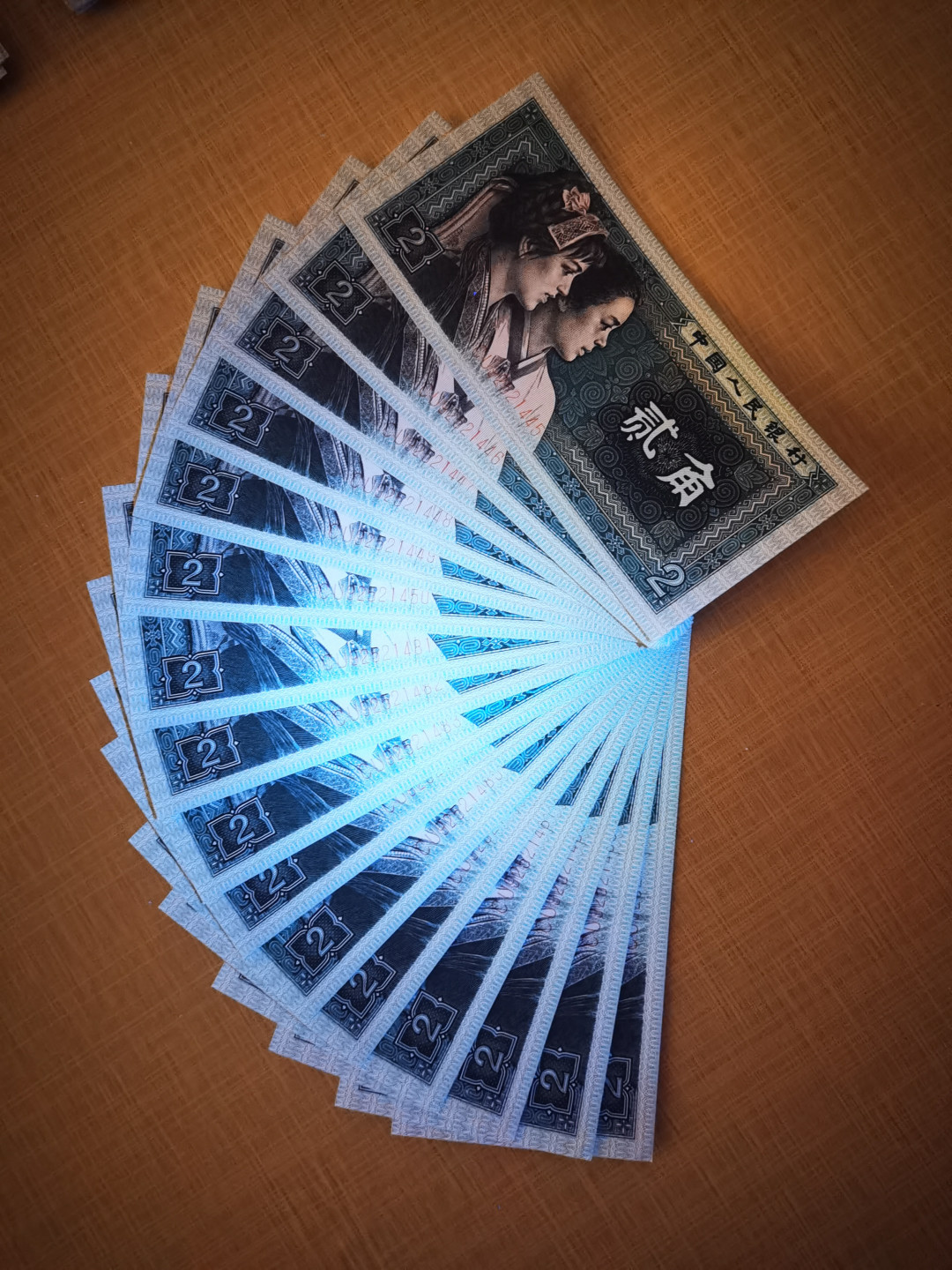 千家情思，老金团拍！8002专场，精品大杂烩！有单张，有标十，有刀货！有钱坤，有爱藏，有pmg！大都是搬家整理出来的压箱底货，每拍都有图，拍拍是精品，再漏不托价！旨在打造最纯净的拍场！喜欢别错过！捡漏来千家！ 8002首发C组全套十枚尾同3！其中CZ、CP冠是8002十大珍，还有4枚是十小珍！！部分有斑，品相看图！CP，CU，CR，CS，CX冠五张是绝品！！