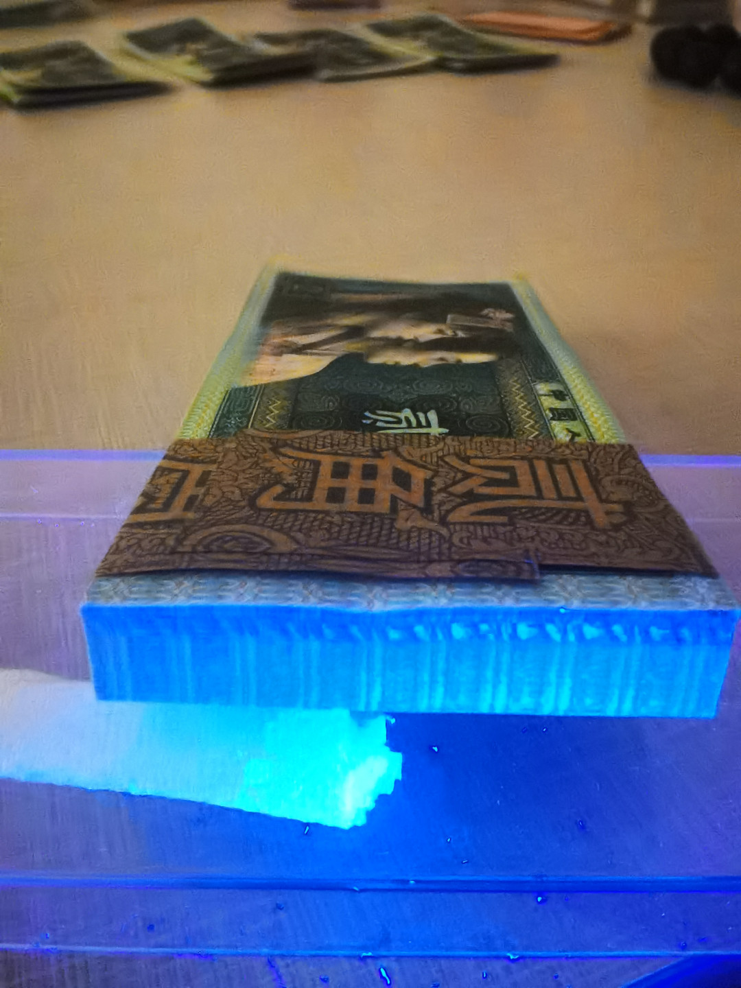 千家情思，老金团拍！8002专场，精品大杂烩！有单张，有标十，有刀货！有钱坤，有爱藏，有pmg！大都是搬家整理出来的压箱底货，每拍都有图，拍拍是精品，再漏不托价！旨在打造最纯净的拍场！喜欢别错过！捡漏来千家！ 8002早期第一大组，雨过天晴经典冠！DQ08431001～100尾，绝品一刀！偏蓝荧光的青绿美翠，前面30张雨过天晴！正面两张有正常捆印，一个小侧边轻微星斑