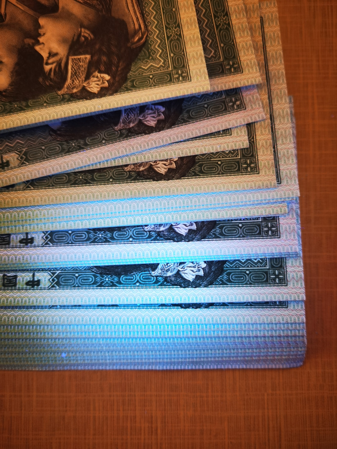 千家情思，老金团拍！8002专场，精品大杂烩！有单张，有标十，有刀货！有钱坤，有爱藏，有pmg！大都是搬家整理出来的压箱底货，每拍都有图，拍拍是精品，再漏不托价！旨在打造最纯净的拍场！喜欢别错过！捡漏来千家！ 8002早期第一大组，稀缺DZ冠85145901～6000尾，双豹子号绝品一刀！正宗青绿美翠荧光穿插蓝荧光（懒得数有几张了！正面第一张黏连一点腰带，背面两张正常捆印，别的没毛病！