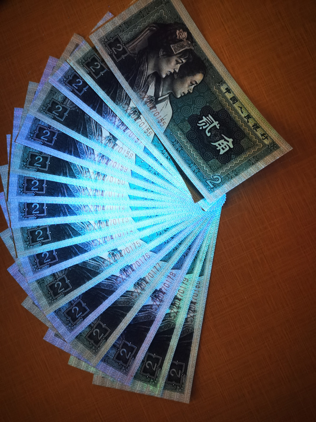千家情思，老金团拍！8002专场，精品大杂烩！有单张，有标十，有刀货！有钱坤，有爱藏，有pmg！大都是搬家整理出来的压箱底货，每拍都有图，拍拍是精品，再漏不托价！旨在打造最纯净的拍场！喜欢别错过！捡漏来千家！ 8002首发C组全套十枚尾同3！其中CZ、CP冠是8002十大珍，还有4枚是十小珍！！部分有斑，品相看图！CP，CU，CR，CS，CX冠五张是绝品！！