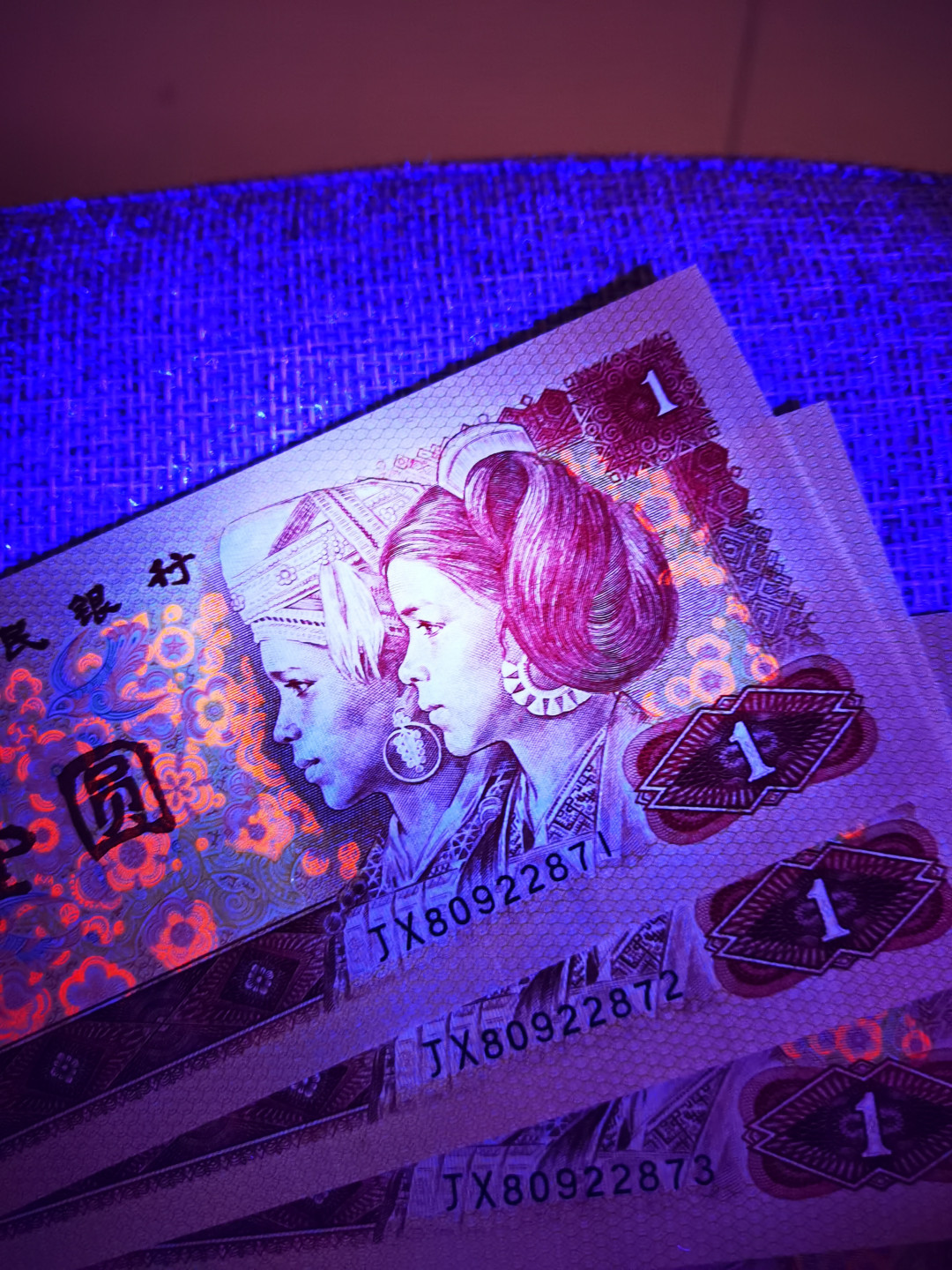 千家情思，老金团拍，552冠顶级祥云加闪电⚡️ ，88年11月13日只印了一天，而且还只有极少数是荧光云，自己珍藏最强的，也是最为丰富多彩的一刀分享，既有正祥云，也有背祥云，既有至尊祥云，也有闪电祥云，老铁们，重点关注至尊祥云，尤其是至尊闪电云！可以说找不到货了！再加拍一张90100极其特殊的中国梦，强级中国龙补号（带纤云一张）最后五枚，至尊中国龙FP0032爱藏评级币两枚！ 强级中国龙补号！也是极度稀缺的龙补！JX80922871，绝品裸币单张，我目测是纤云！