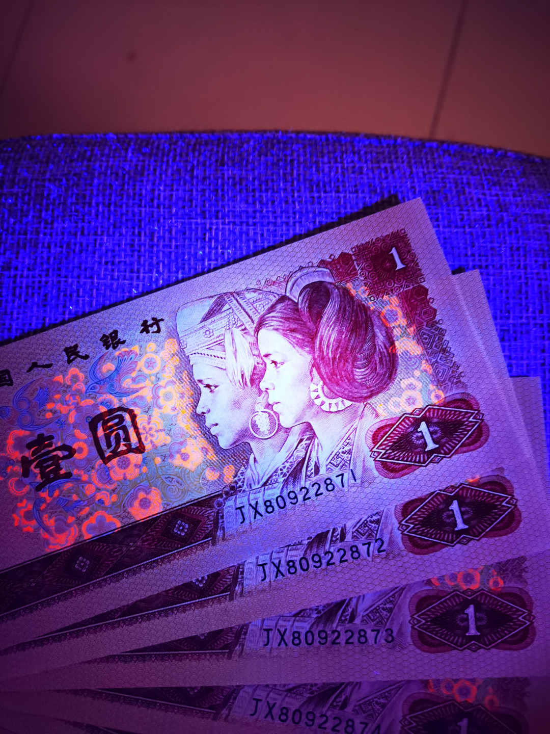 千家情思，老金团拍，552冠顶级祥云加闪电⚡️ ，88年11月13日只印了一天，而且还只有极少数是荧光云，自己珍藏最强的，也是最为丰富多彩的一刀分享，既有正祥云，也有背祥云，既有至尊祥云，也有闪电祥云，老铁们，重点关注至尊祥云，尤其是至尊闪电云！可以说找不到货了！再加拍一张90100极其特殊的中国梦，强级中国龙补号（带纤云一张）最后五枚，至尊中国龙FP0032爱藏评级币两枚！ 强级中国龙补号！也是极度稀缺的龙补！JX80922871，绝品裸币单张，我目测是纤云！