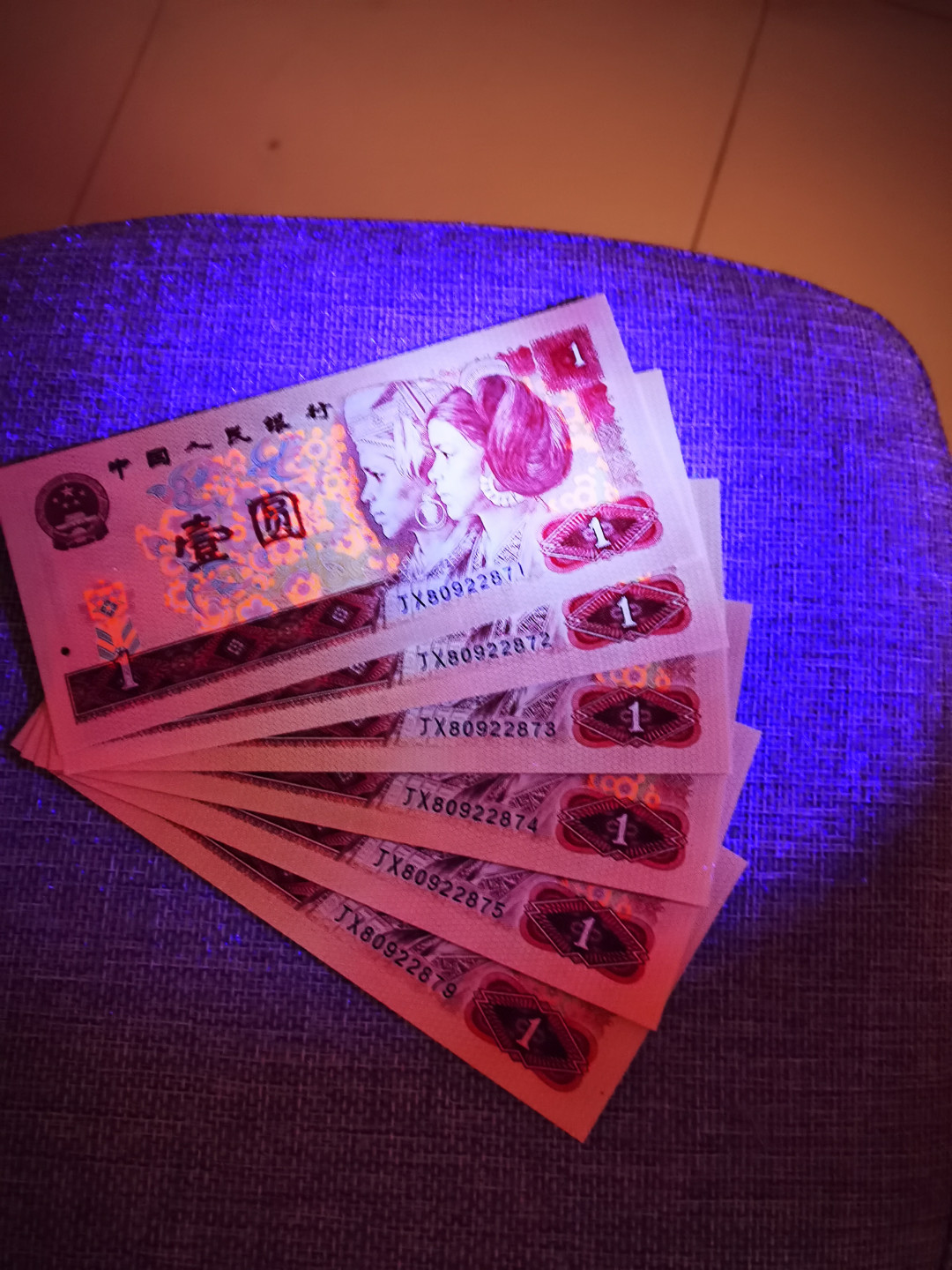 千家情思，老金团拍，552冠顶级祥云加闪电⚡️ ，88年11月13日只印了一天，而且还只有极少数是荧光云，自己珍藏最强的，也是最为丰富多彩的一刀分享，既有正祥云，也有背祥云，既有至尊祥云，也有闪电祥云，老铁们，重点关注至尊祥云，尤其是至尊闪电云！可以说找不到货了！再加拍一张90100极其特殊的中国梦，强级中国龙补号（带纤云一张）最后五枚，至尊中国龙FP0032爱藏评级币两枚！ 强级中国龙补号！也是极度稀缺的龙补！JX80922871，绝品裸币单张，我目测是纤云！