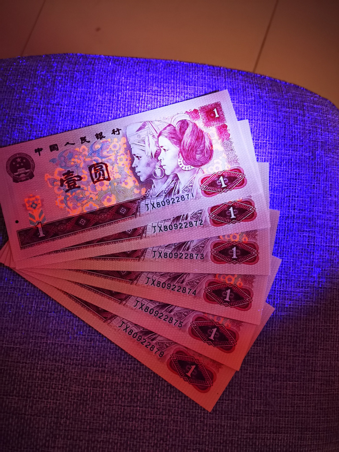 千家情思，老金团拍，552冠顶级祥云加闪电⚡️ ，88年11月13日只印了一天，而且还只有极少数是荧光云，自己珍藏最强的，也是最为丰富多彩的一刀分享，既有正祥云，也有背祥云，既有至尊祥云，也有闪电祥云，老铁们，重点关注至尊祥云，尤其是至尊闪电云！可以说找不到货了！再加拍一张90100极其特殊的中国梦，强级中国龙补号（带纤云一张）最后五枚，至尊中国龙FP0032爱藏评级币两枚！ 强级中国龙补号！也是极度稀缺的龙补！JX80922871，绝品裸币单张，我目测是纤云！