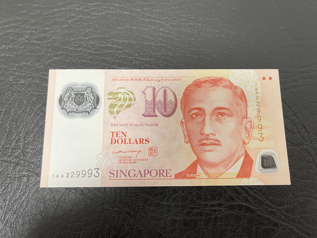《外钞收藏家》第一百一十六期拍卖 新加坡塑料钞10元靓号 全新UNC