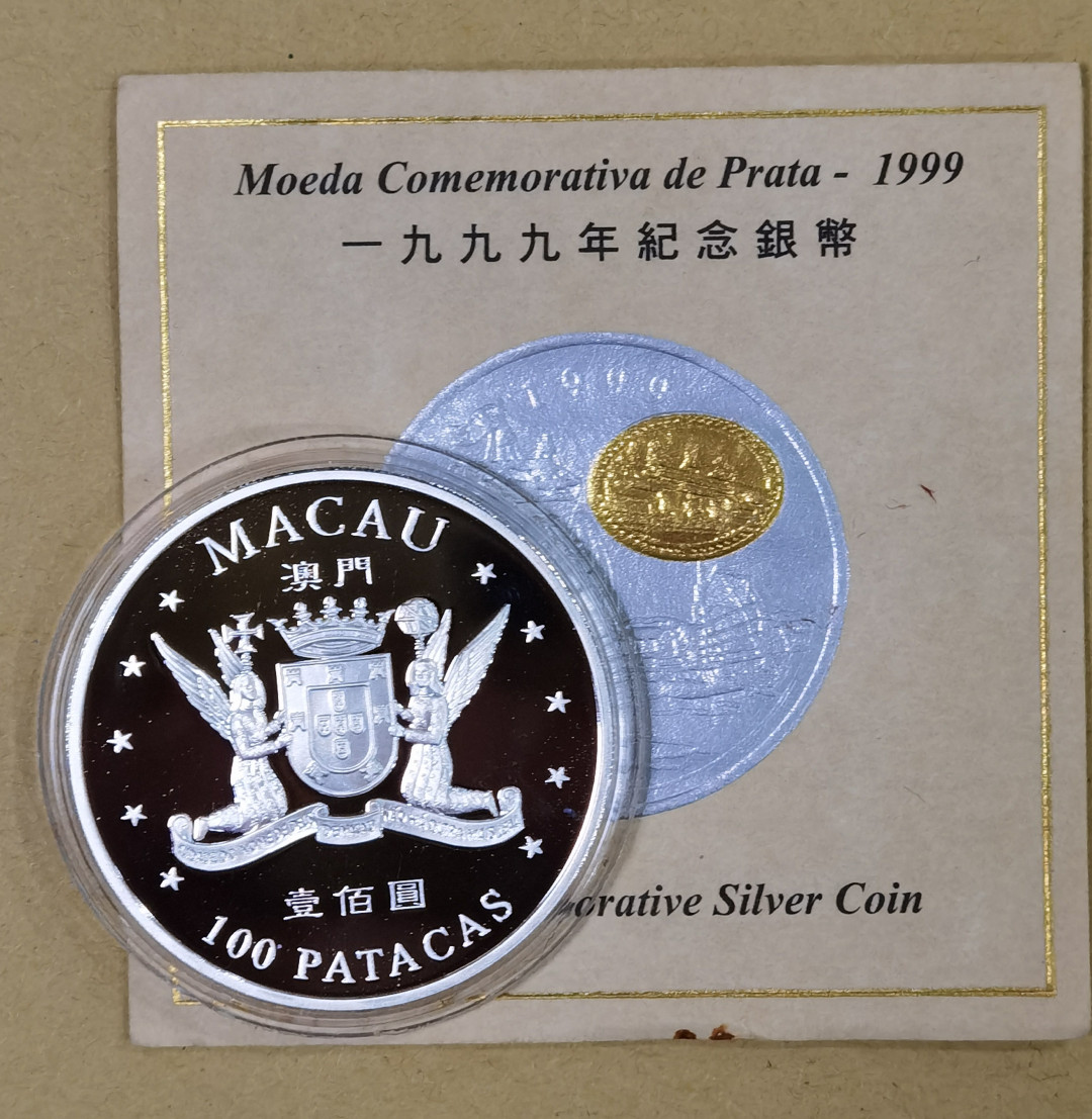 马甸外币专卖微拍第五十六期，外国金银币专场，陆续上新，欢迎关注 1999年澳门发行纪念回归1盎司银币，24K高浮雕镀金，有证书无盒子