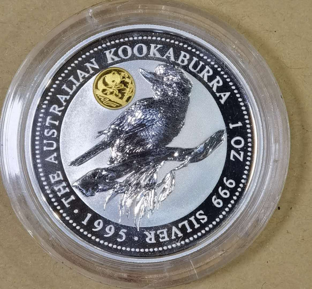 马甸外币专卖微拍第五十六期，外国金银币专场，陆续上新，欢迎关注 1995年澳大利亚镶金熊猫银币，重1盎司，999银，金0.6克，品相如图 