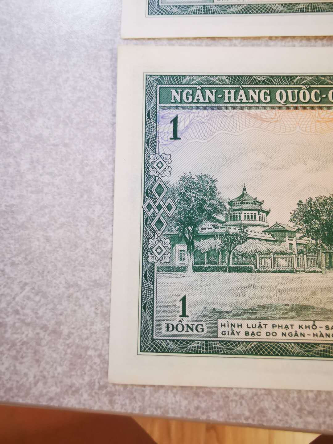 【鲸贝乐淘★自动结拍】千字文·第“欣奏累遣，戚谢欢招”号拍卖·两拍包邮 【越南🇻🇳 】南越第一套1盾三张连号，略有黄斑，无折，极近UNC 