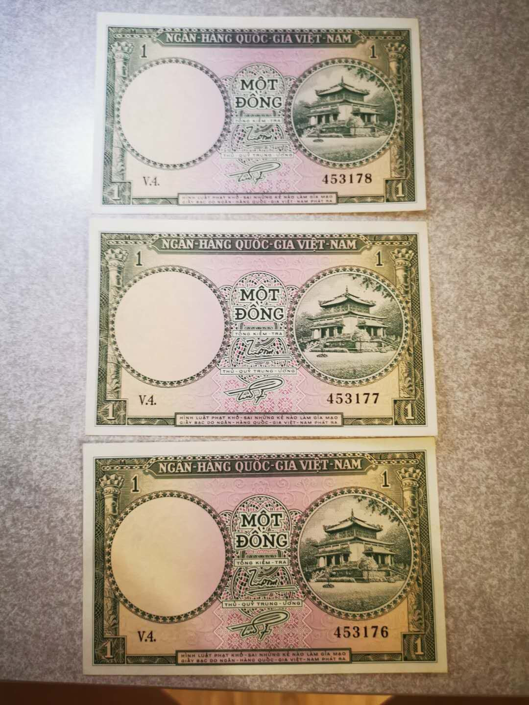 【鲸贝乐淘★自动结拍】千字文·第“欣奏累遣，戚谢欢招”号拍卖·两拍包邮 【越南🇻🇳 】南越第一套1盾三张连号，略有黄斑，无折，极近UNC 