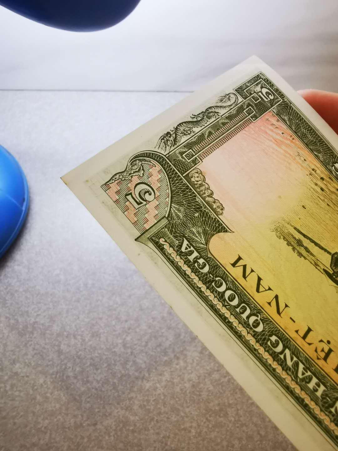 【鲸贝乐淘★自动结拍】千字文·第“欣奏累遣，戚谢欢招”号拍卖·两拍包邮 【越南🇻🇳 】南越第一套5盾，三连号，略有黄斑AUNC ，无中折，难得好品相