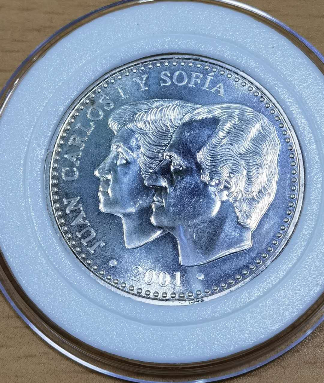 马甸外币专卖微拍第五十六期，外国金银币专场，陆续上新，欢迎关注  	2001年西班牙拿花女神纪念银币，重18克，成色925 