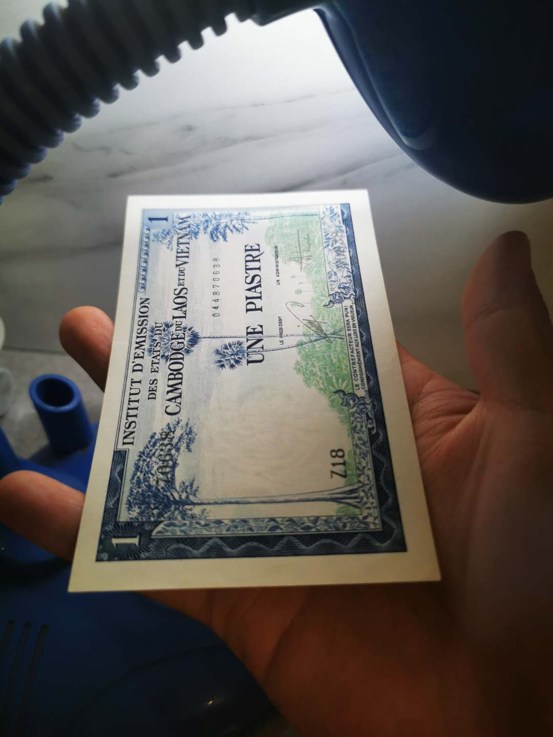 【鲸贝乐淘★自动结拍】千字文·第“欣奏累遣，戚谢欢招”号拍卖·两拍包邮 【印支三国】1盾两张，极近UNC ，难得好品相，角黑点