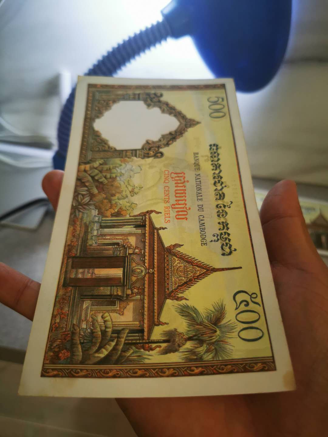 【鲸贝乐淘★自动结拍】千字文·第“欣奏累遣，戚谢欢招”号拍卖·两拍包邮 【柬埔寨🇰🇭 】大耕牛两张，大票幅精美，没有折痕，有黄斑角钝，难得好品相