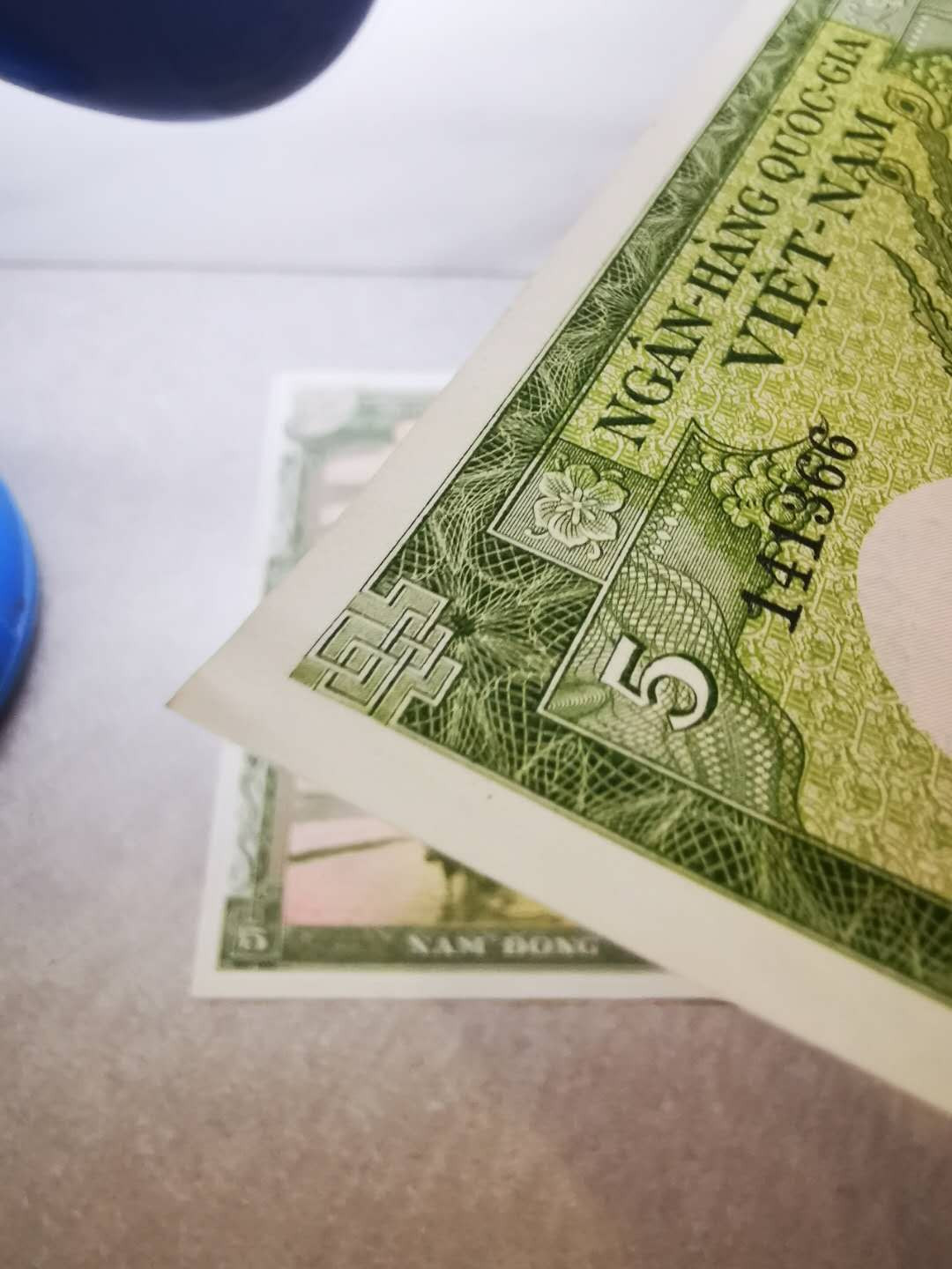 【鲸贝乐淘★自动结拍】千字文·第“欣奏累遣，戚谢欢招”号拍卖·两拍包邮 【越南🇻🇳 】南越第一套5盾，三连号，略有黄斑AUNC ，无中折，难得好品相