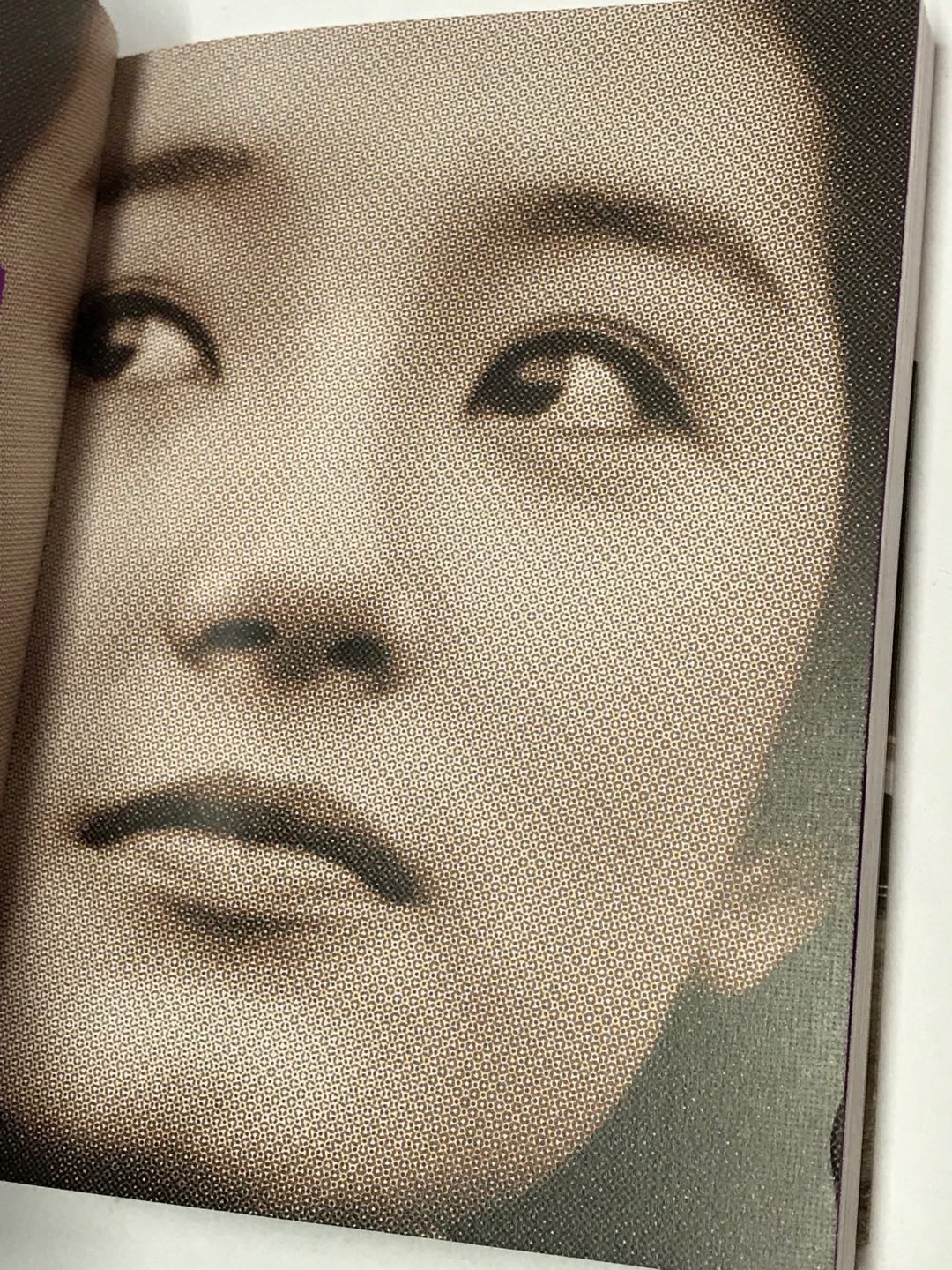 零元拍：她，风华绝代，她，一代女神，她就是林青霞。林青霞亲笔签名著书三部曲之《镜前镜后》