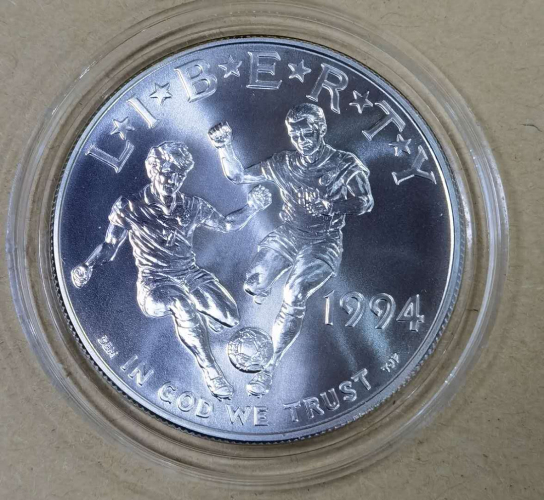 马甸外币专卖微拍第五十六期，外国金银币专场，陆续上新，欢迎关注 1994年美国世界杯足球纪念银币，重量：26.73克，成色900，有证书无盒子
