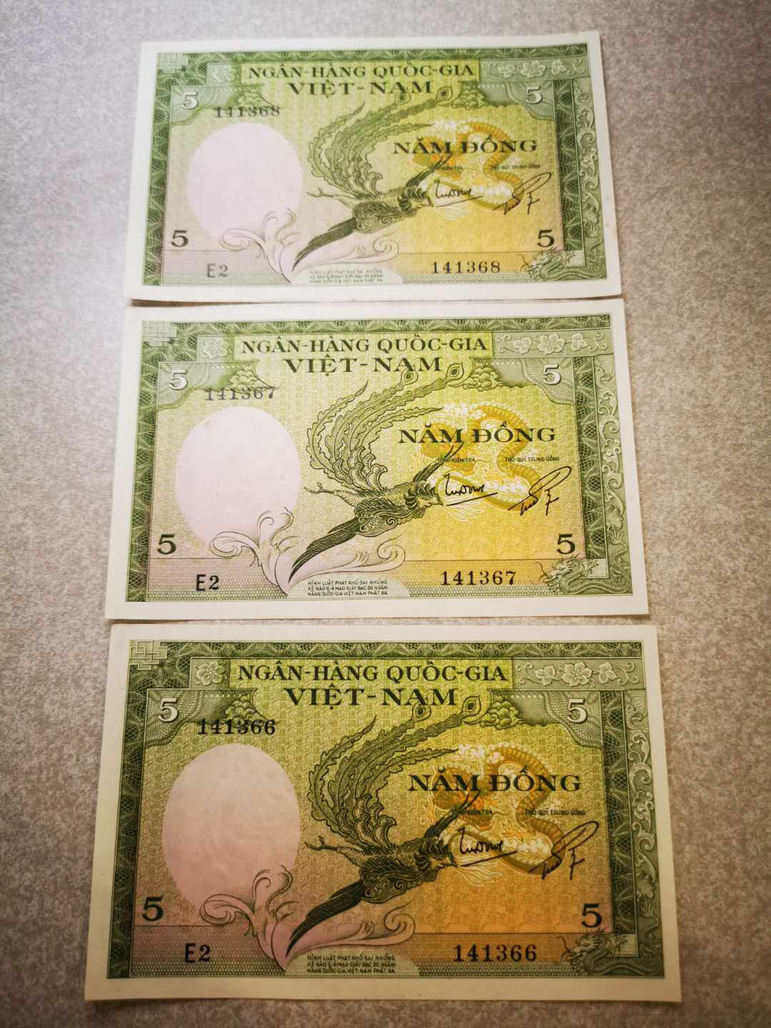 【鲸贝乐淘★自动结拍】千字文·第“欣奏累遣，戚谢欢招”号拍卖·两拍包邮 【越南🇻🇳 】南越第一套5盾，三连号，略有黄斑AUNC ，无中折，难得好品相