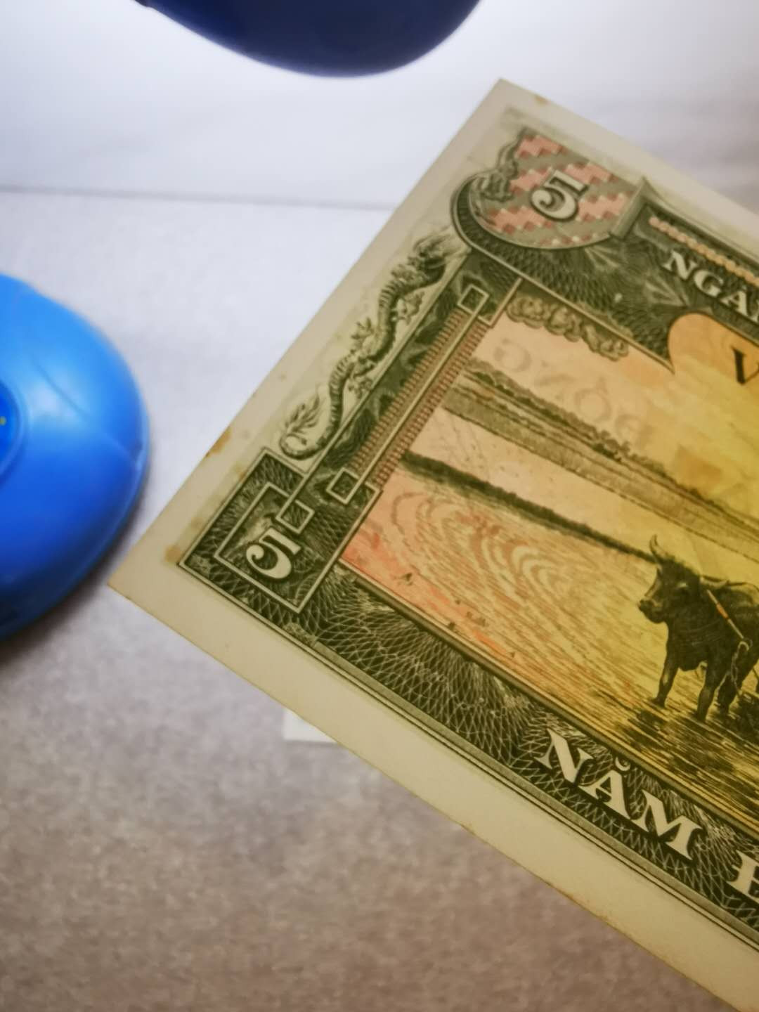 【鲸贝乐淘★自动结拍】千字文·第“欣奏累遣，戚谢欢招”号拍卖·两拍包邮 【越南🇻🇳 】南越第一套5盾，三连号，略有黄斑AUNC ，无中折，难得好品相