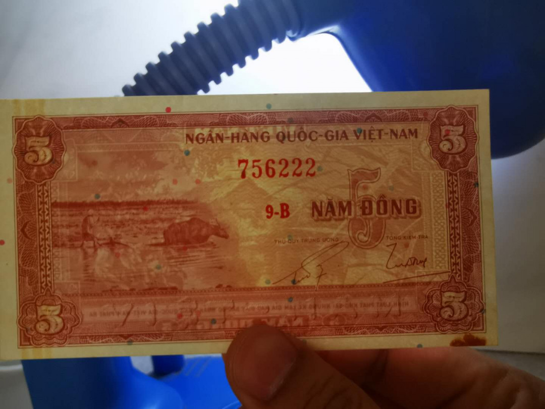 【鲸贝乐淘★自动结拍】千字文·第“欣奏累遣，戚谢欢招”号拍卖·两拍包邮 【越南🇻🇳 】1955年5盾两张，222豹子号，无折痕有黄斑AUNC ，满版防伪斑