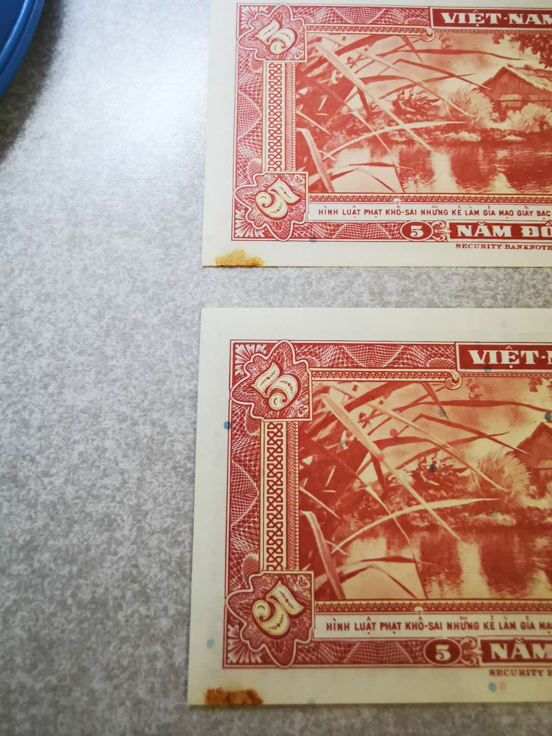 【鲸贝乐淘★自动结拍】千字文·第“欣奏累遣，戚谢欢招”号拍卖·两拍包邮 【越南🇻🇳 】1955年5盾两张，222豹子号，无折痕有黄斑AUNC ，满版防伪斑