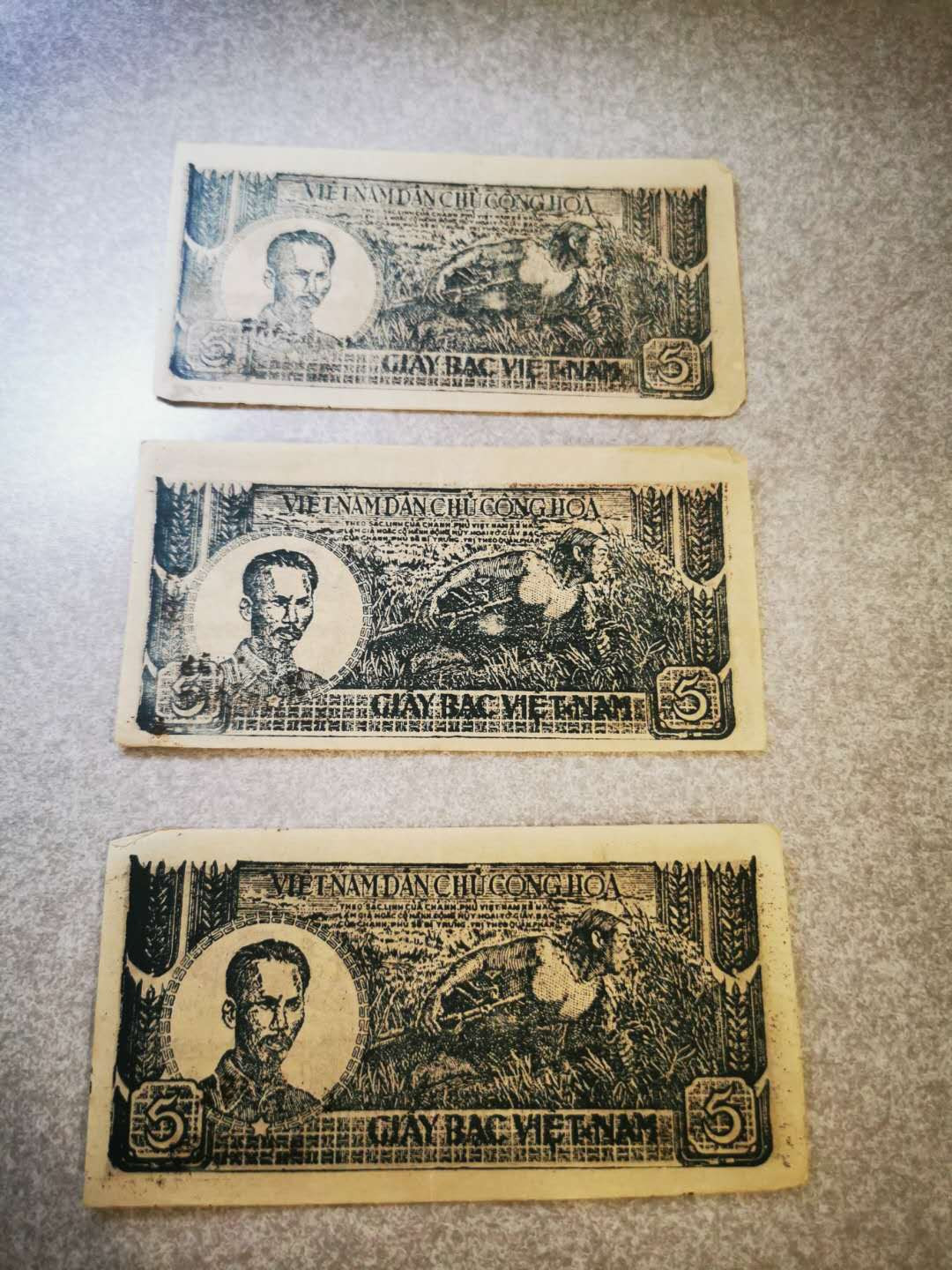 【鲸贝乐淘★自动结拍】千字文·第“欣奏累遣，戚谢欢招”号拍卖·两拍包邮 【越南🇻🇳 】1948年解放区草纸币5盾，3张，有中折AUNC 