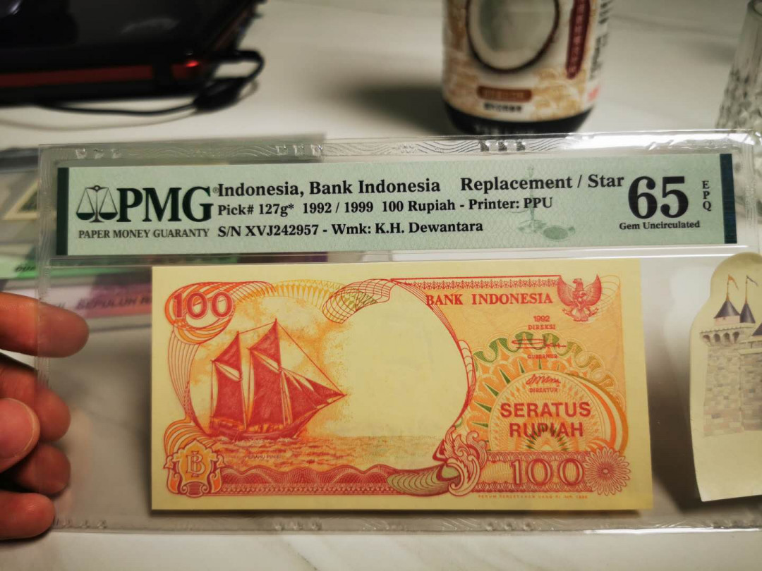 【鲸贝乐淘★自动结拍】千字文·第“欣奏累遣，戚谢欢招”号拍卖·两拍包邮 【印度尼西亚★补号】1992年100卢比，PMG65E 