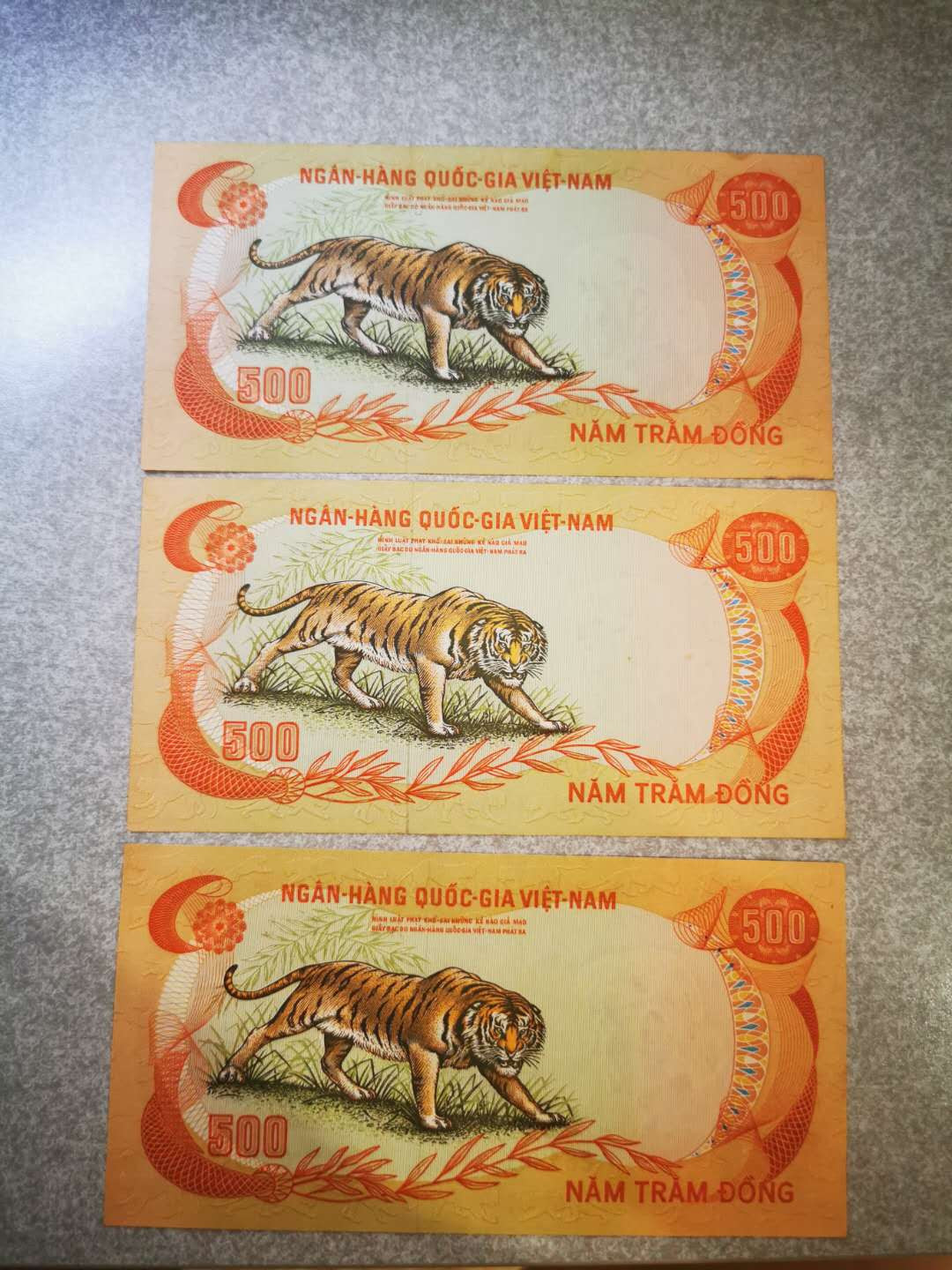 【鲸贝乐淘★自动结拍】千字文·第“欣奏累遣，戚谢欢招”号拍卖·两拍包邮 【越南🇻🇳 】南越500盾，老虎🐯 3张，一张角钝边黑，全部无中折，难得好品