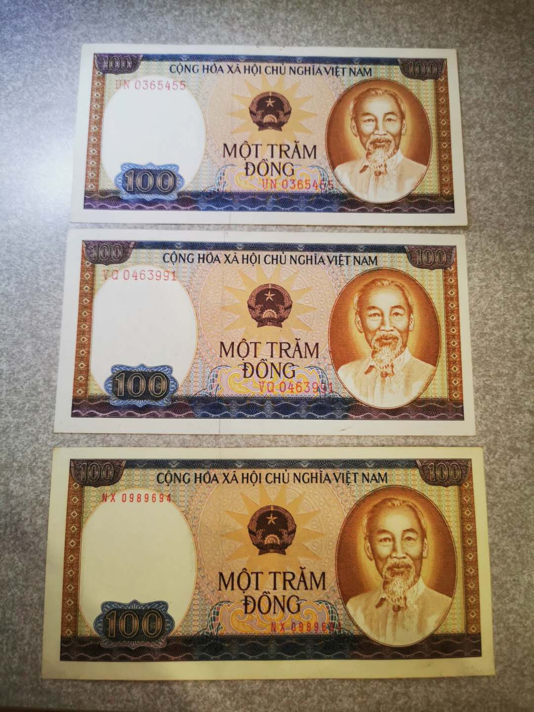 【鲸贝乐淘★自动结拍】千字文·第“欣奏累遣，戚谢欢招”号拍卖·两拍包邮 【越南🇻🇳 】100盾三张，两种冠号字体，无折痕角钝有黄，AUNC 好品相难得