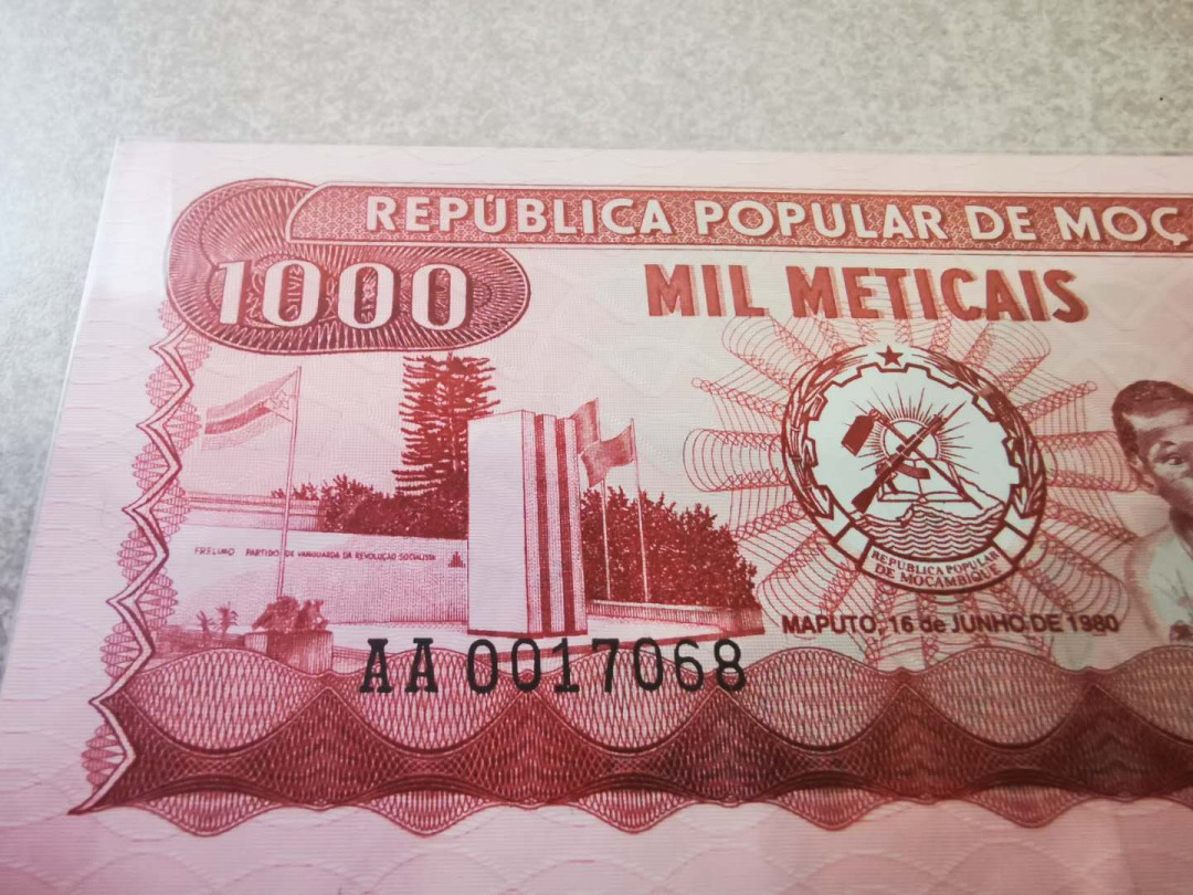 【鲸贝乐淘★自动结拍】千字文·第“欣奏累遣，戚谢欢招”号拍卖·两拍包邮 【莫桑比克】1980年500.1000元两张，全新全品UNC ，浓郁的社会主义气息，1000元AA冠