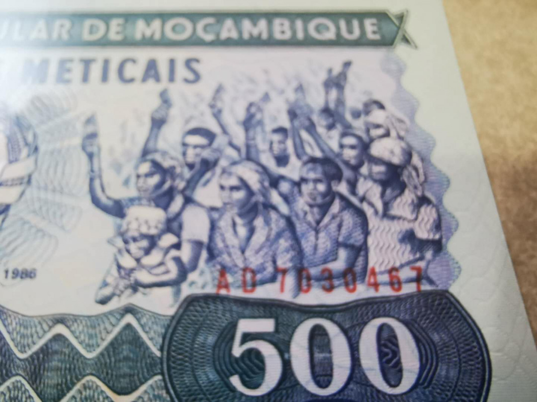 【鲸贝乐淘★自动结拍】千字文·第“欣奏累遣，戚谢欢招”号拍卖·两拍包邮 【莫桑比克】1980年500.1000元两张，全新全品UNC ，浓郁的社会主义气息，1000元AA冠