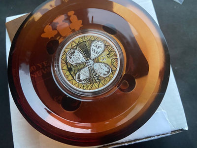 【随心拍&Getcoins】钱币拍卖九十三期～ 【新西兰】新西兰2012年隆重推出——与萨摩亚邦交50周年彩色纪念银币，附带水晶玻璃底座  