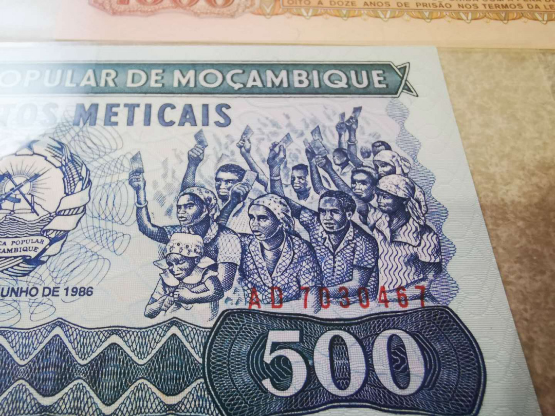 【鲸贝乐淘★自动结拍】千字文·第“欣奏累遣，戚谢欢招”号拍卖·两拍包邮 【莫桑比克】1980年500.1000元两张，全新全品UNC ，浓郁的社会主义气息，1000元AA冠