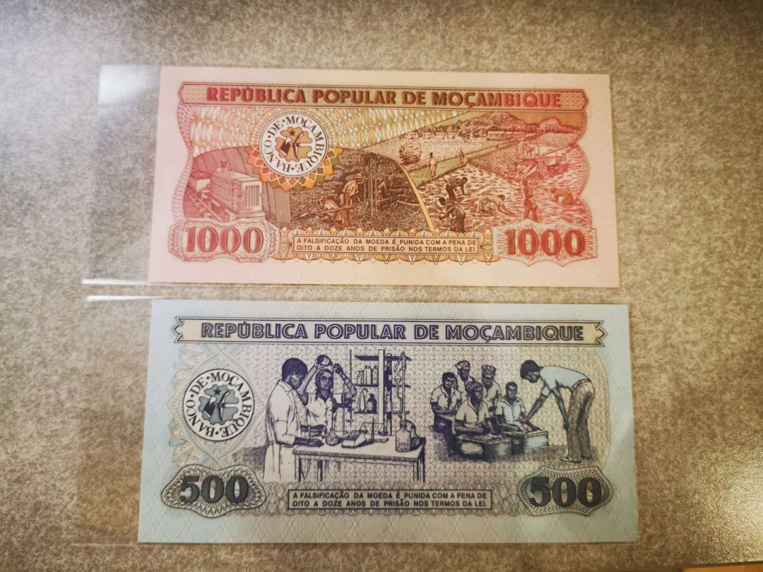 【鲸贝乐淘★自动结拍】千字文·第“欣奏累遣，戚谢欢招”号拍卖·两拍包邮 【莫桑比克】1980年500.1000元两张，全新全品UNC ，浓郁的社会主义气息，1000元AA冠