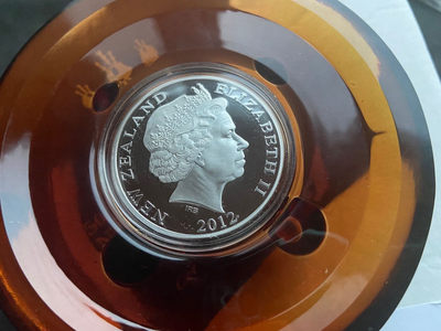 【随心拍&Getcoins】钱币拍卖九十三期～ 【新西兰】新西兰2012年隆重推出——与萨摩亚邦交50周年彩色纪念银币，附带水晶玻璃底座  