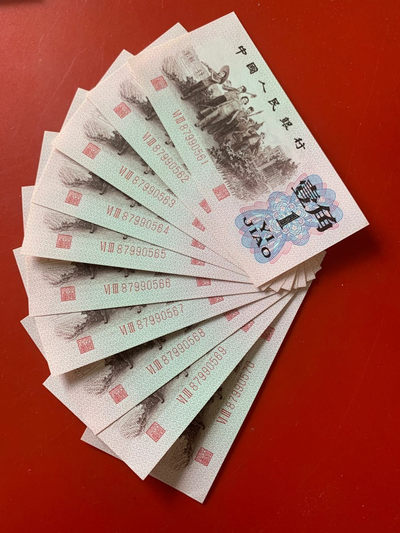 雪地情思拍场：三版一毛：二毛：五毛：全场凸版，品相全新，灯下微斑……裸币上拍，都有图片，一手加5，裸币发货配送护币硬胶套，……欢迎选购 