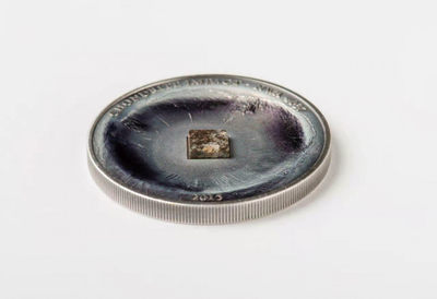 【随心拍&Getcoins】钱币拍卖九十三期～ 库克2015年5元，【获奖提名】1盎司、仿古，陨石系列(11)-镶嵌(摩洛哥)NWA4037球粒陨石实体、凹弧曲面陨石坑、黑彩精制银币