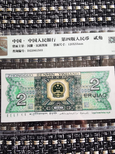 千家情思，老金团拍！8002五大稀少冠之一，DW，钱坤高分评级单张拍！既有青翠美绿，又有雨过天晴～纤丝！DW冠里面虽然富含白荧光，但真正能过评雨过天晴带纤丝的却很少！得得把握！  捡漏来千家，拍拍无托价！旨在打造全世界最为纯净的拍场！拍卖不设运费，够三单发货，不够就攒单，不够又急发的付运费八元！ - 8002五大稀少冠之一！青翠美绿！Dw06906351无47！钱坤评级67分大黑星！