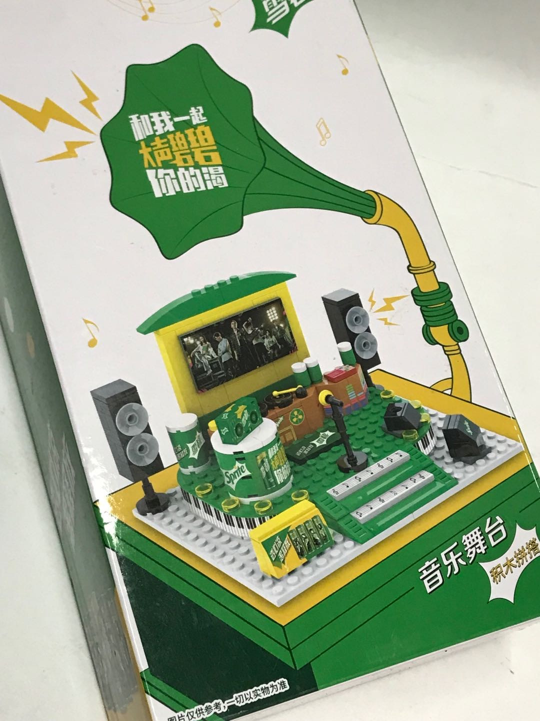 零元拍：小颗粒积木QIQI，宇航员猫头鹰，1000粒+，一大盒，全新未开，稀少发售。拍中还送雪碧全新未开舞台积木一盒哦。