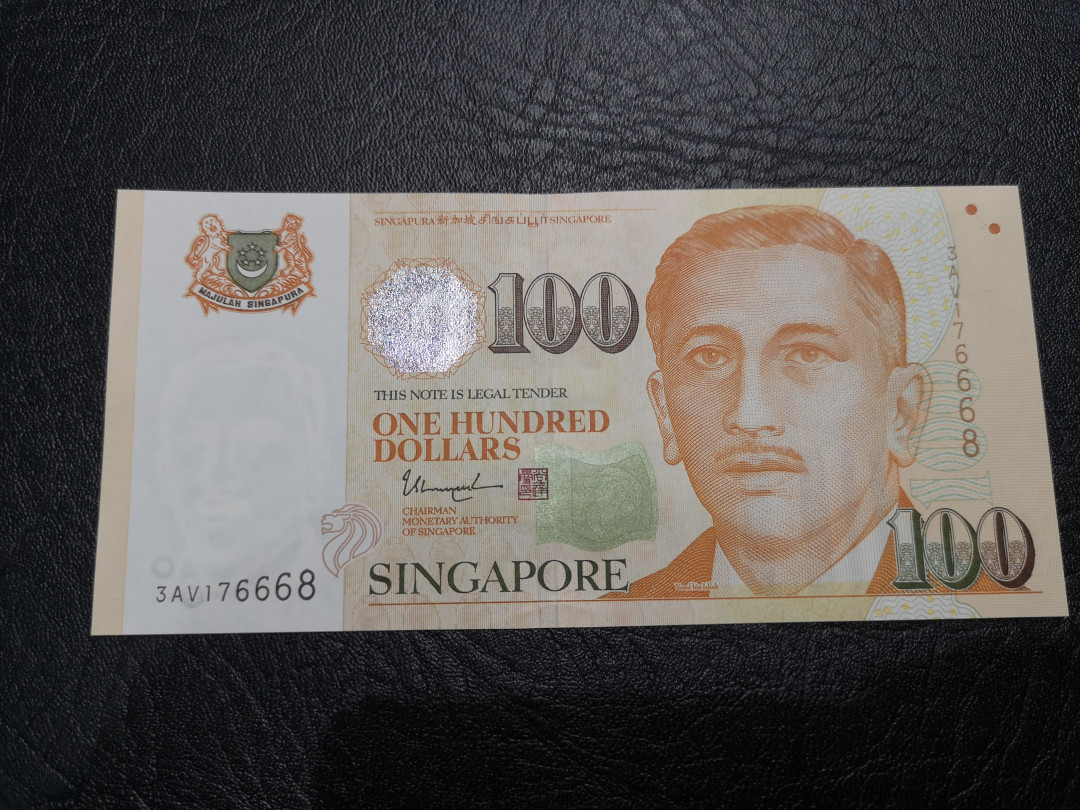 《外钞收藏家》第一百一十七期拍卖 新加坡人像版100  全新UNC 靓号