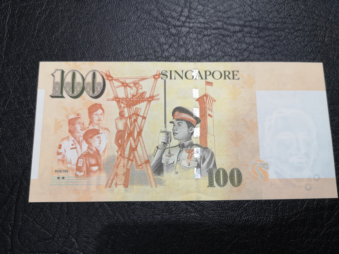 《外钞收藏家》第一百一十七期拍卖 新加坡人像版100  全新UNC 靓号