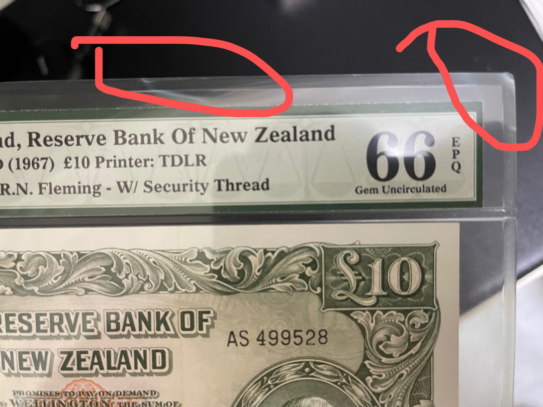《外钞收藏家》第一百一十七期拍卖 1967年新西兰10镑 PMG66 大票幅 经典钞 壳子很大 邮寄时壳子上边缘有压到 介意的可以以后换壳子