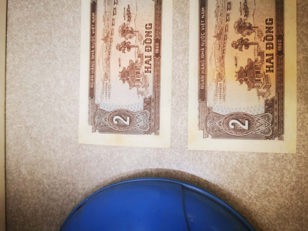 【鲸贝乐淘★自动结拍】千字文·第“渠荷的历，园莽抽条”号拍卖，两拍包邮 【越南🇻🇳 】1980年2盾5张，有黄斑无折痕，AUNC 难得好品