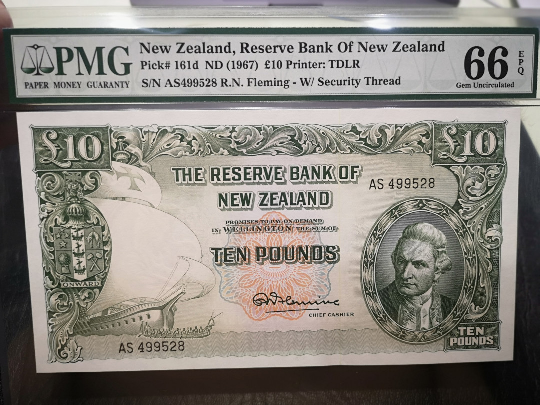 《外钞收藏家》第一百一十七期拍卖 1967年新西兰10镑 PMG66 大票幅 经典钞 壳子很大 邮寄时壳子上边缘有压到 介意的可以以后换壳子