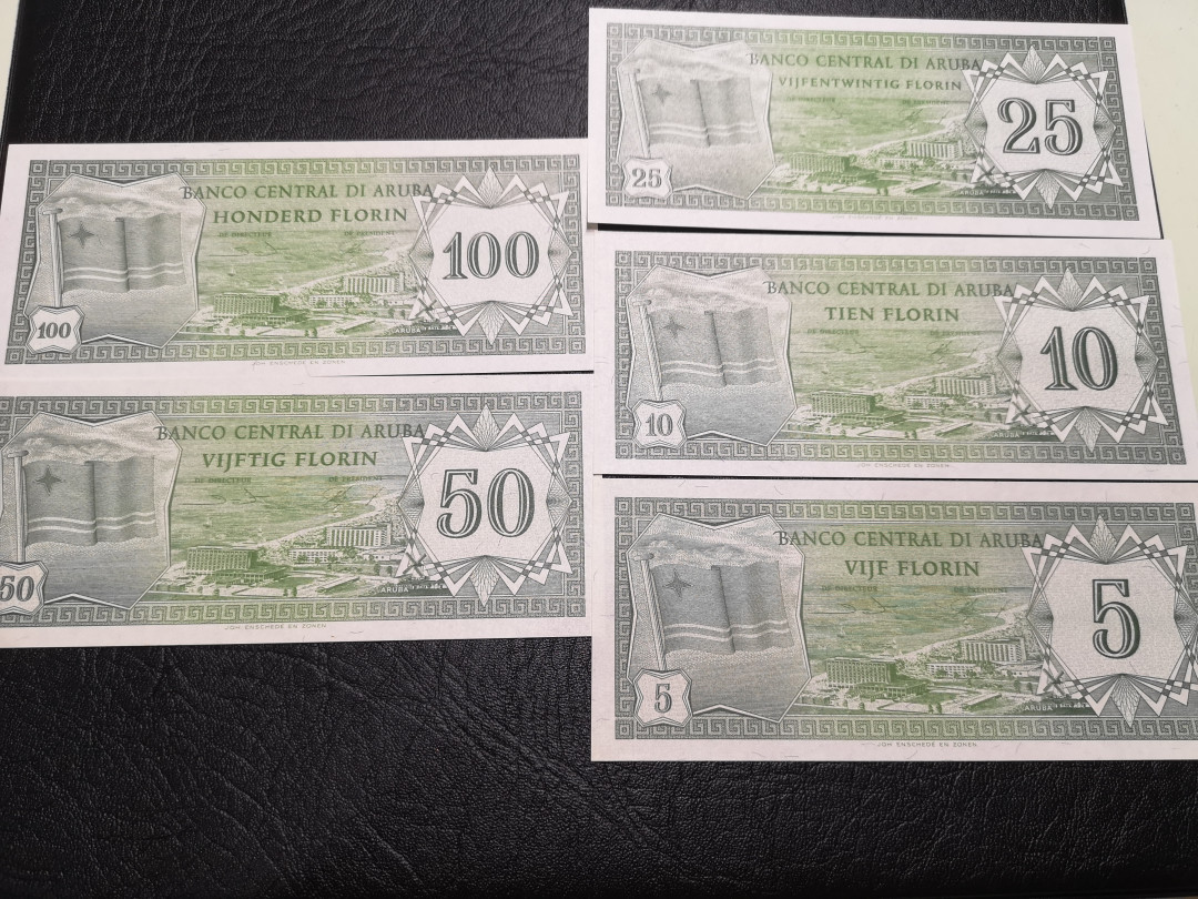 《外钞收藏家》第一百一十七期拍卖 1986年阿鲁巴五张一套 全新UNC