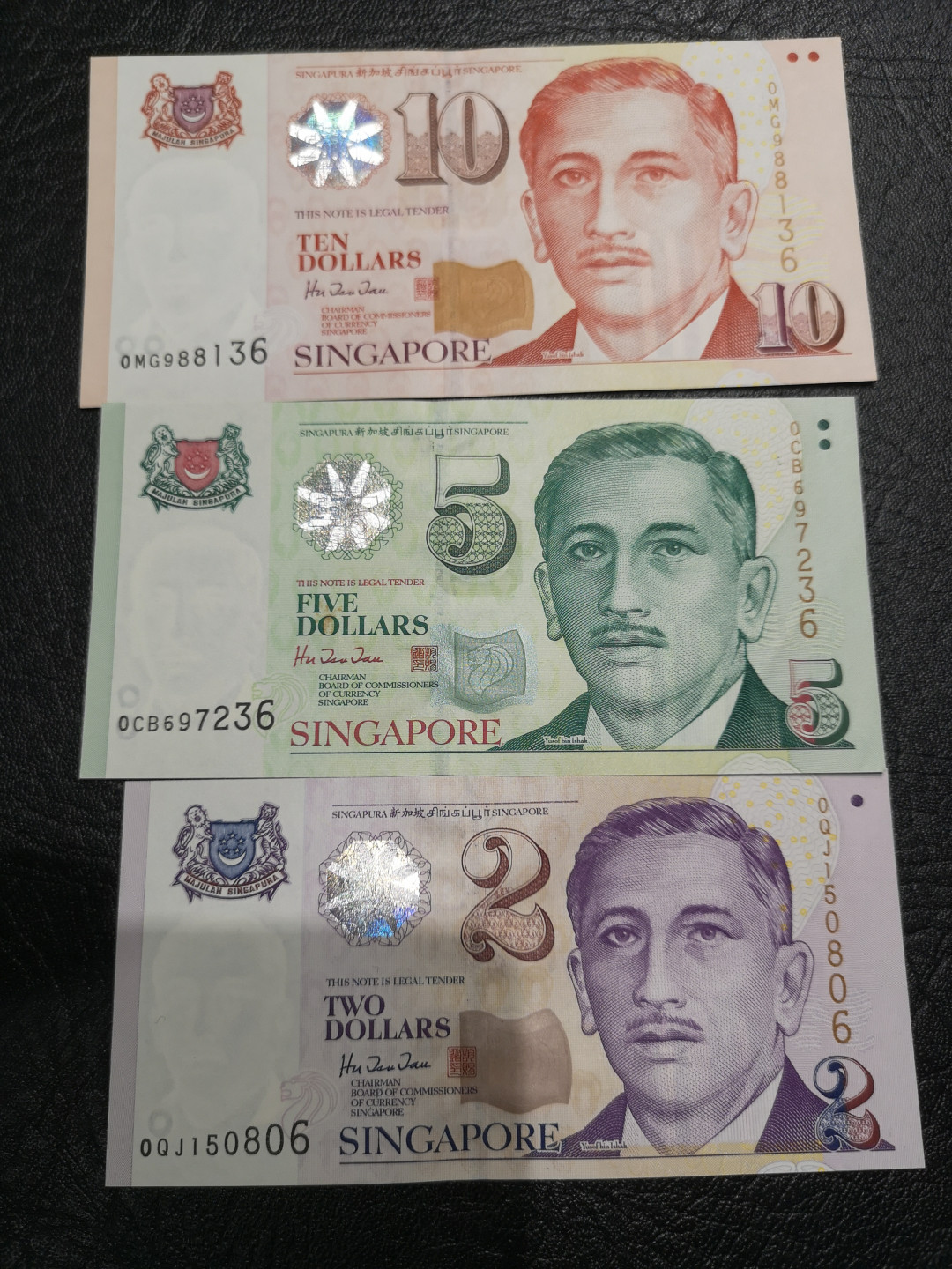 《外钞收藏家》第一百一十七期拍卖 新加坡人像版三张 全新UNC 尾1同