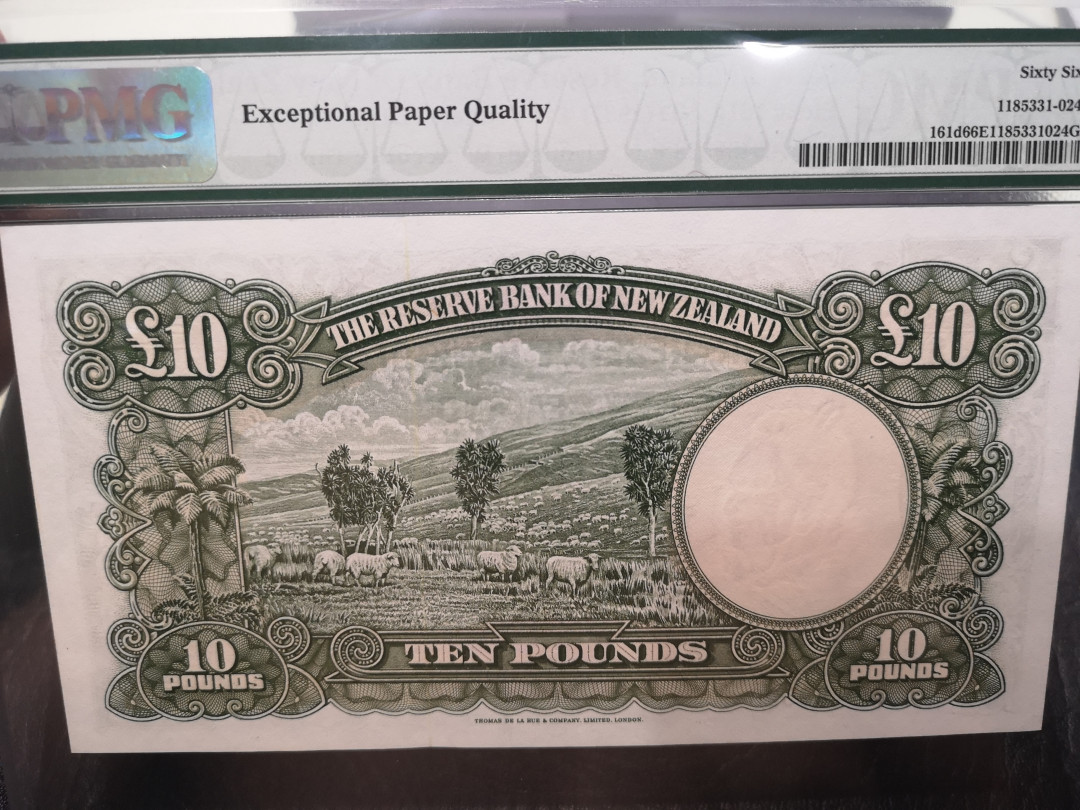 《外钞收藏家》第一百一十七期拍卖 1967年新西兰10镑 PMG66 大票幅 经典钞 壳子很大 邮寄时壳子上边缘有压到 介意的可以以后换壳子